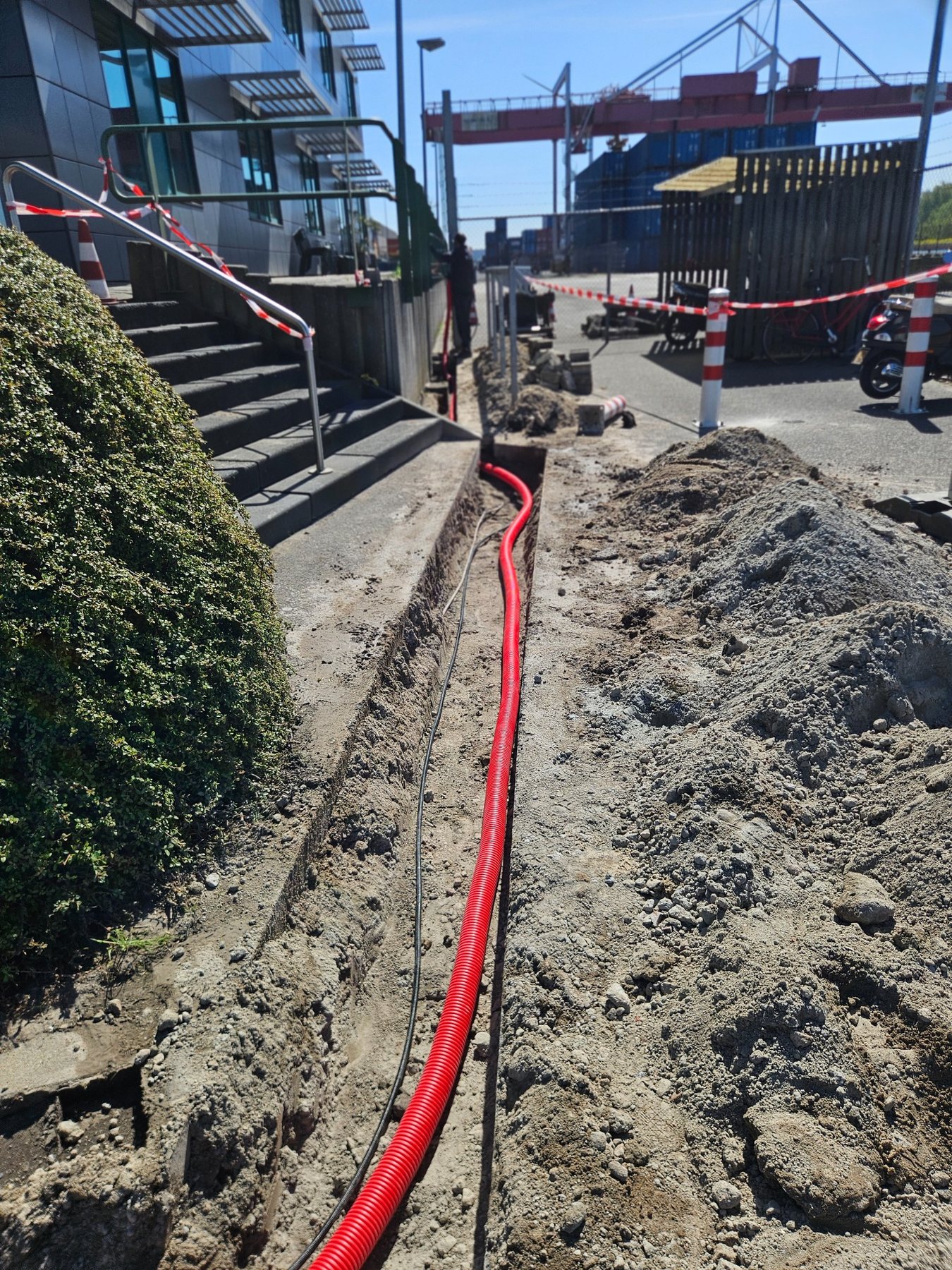 Sleufwerk met rode mantelbuis