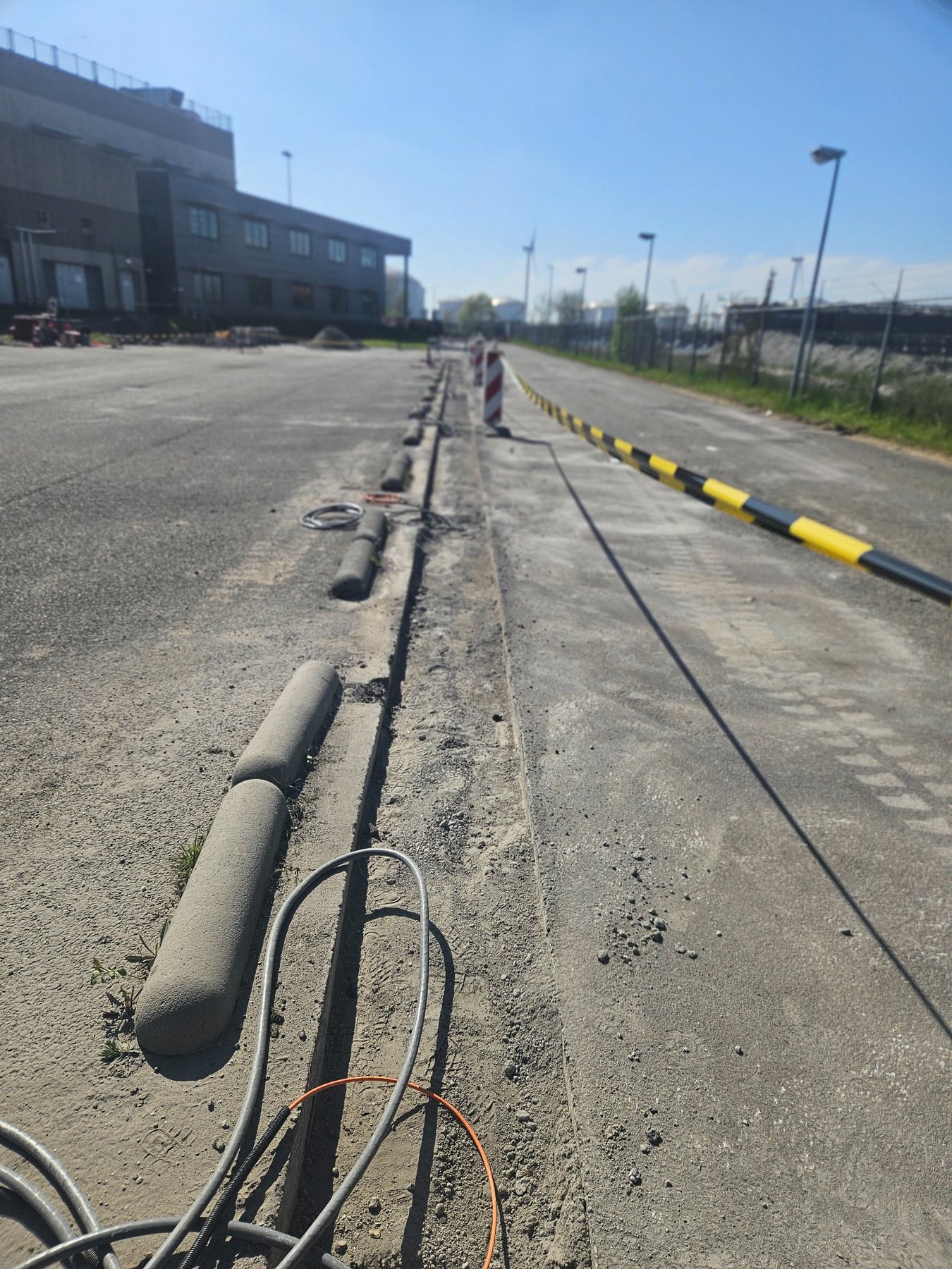 Kabeltracé langs parkeerzone