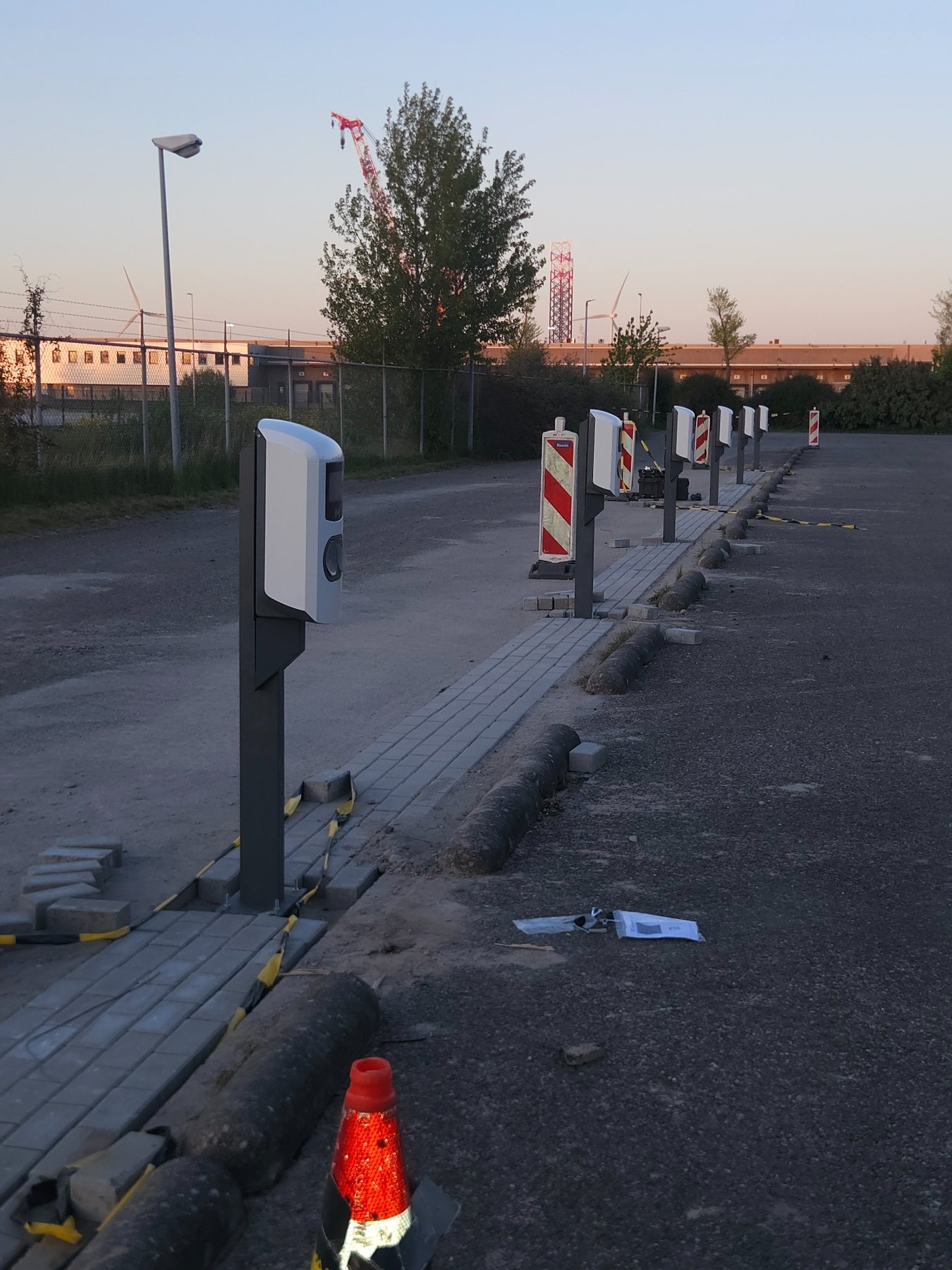 Bijna gereed opgestelde laadpalen
