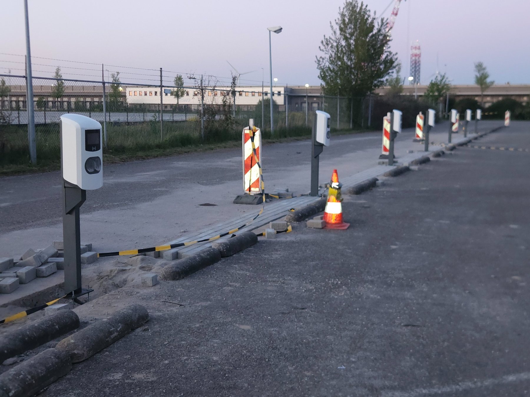 Laadpalen in avondsituatie